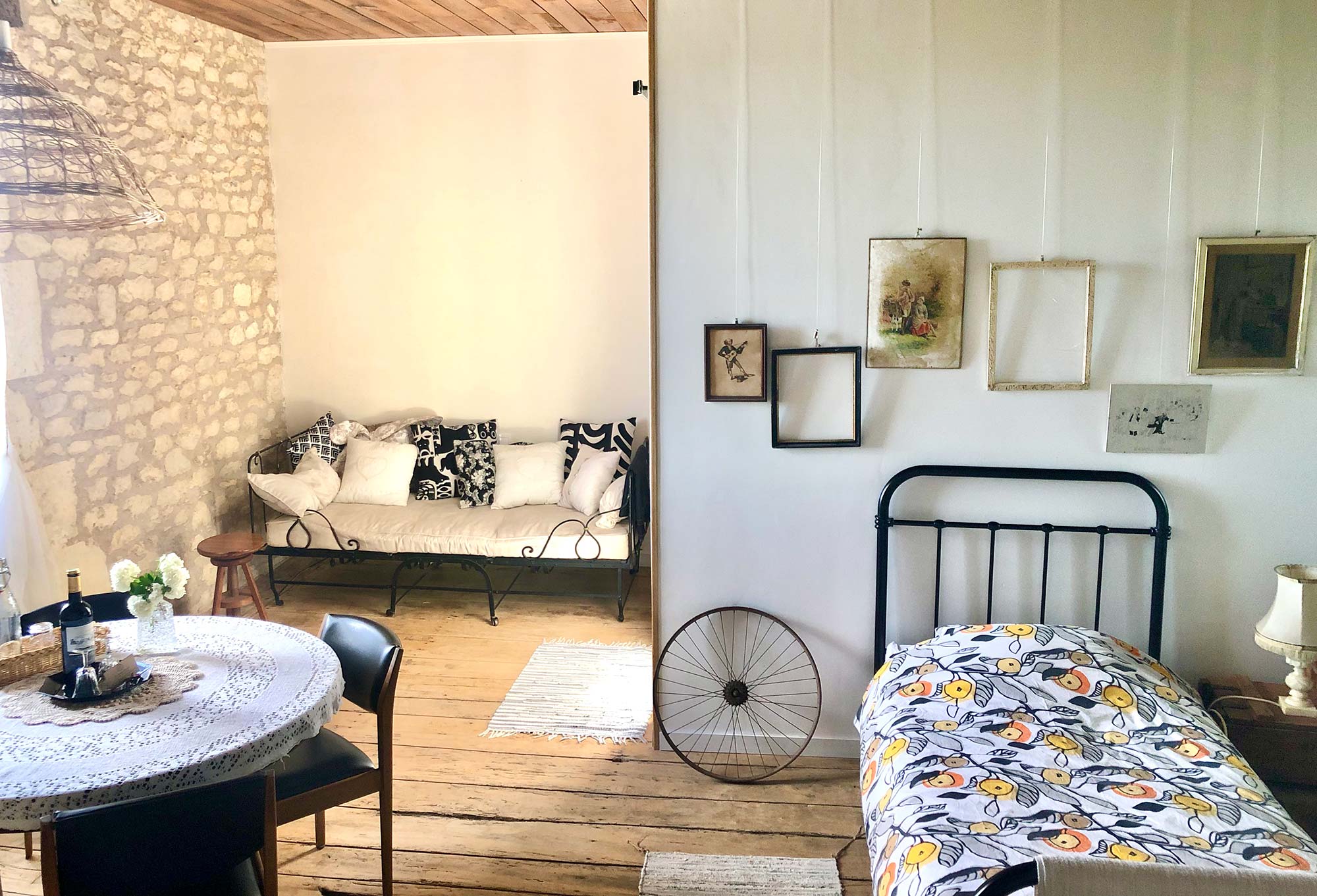 Gemütliches Zimmer mit Natursteinwand und rustikaler Einrichtung im Ferienhaus The Happy Hamlet