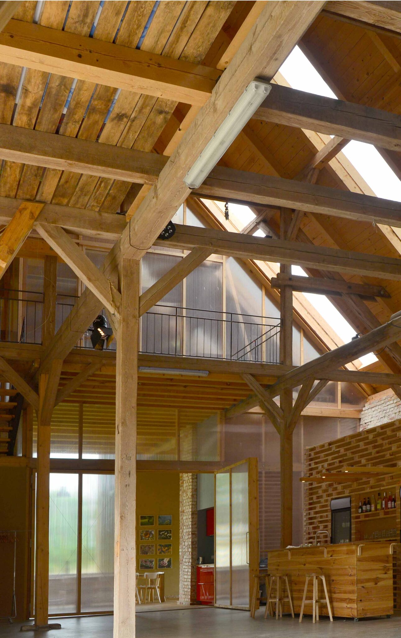 Offene Scheune mit Holzbalken, Galerie und Bar im Re:hof Rutenberg in Lychen, Brandenburg