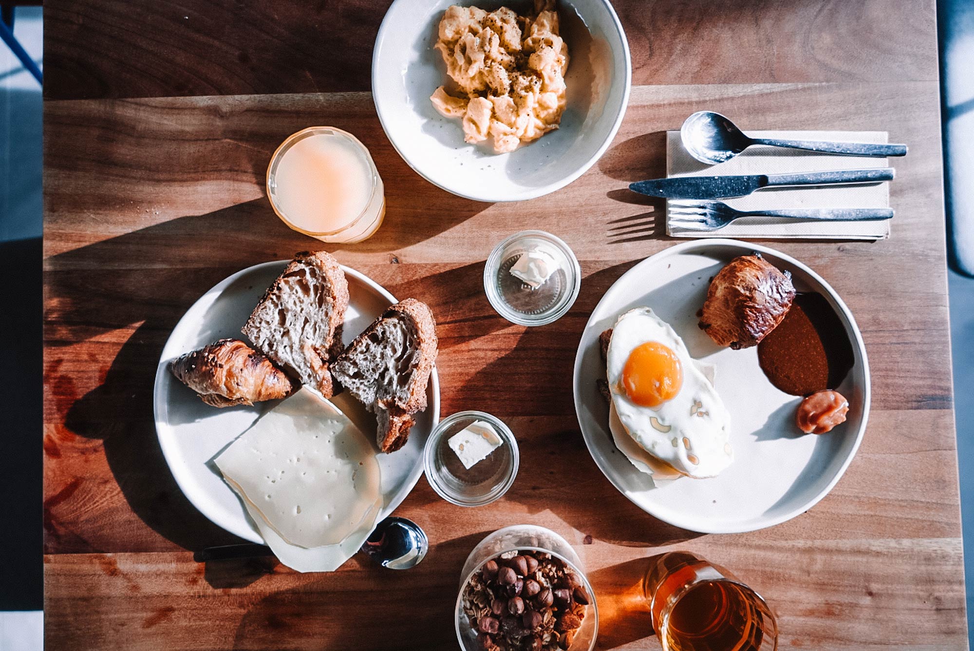 Regionales Frühstück mit Brot, Käse, Spiegelei und Croissants im Gandum Village von oben fotografiert