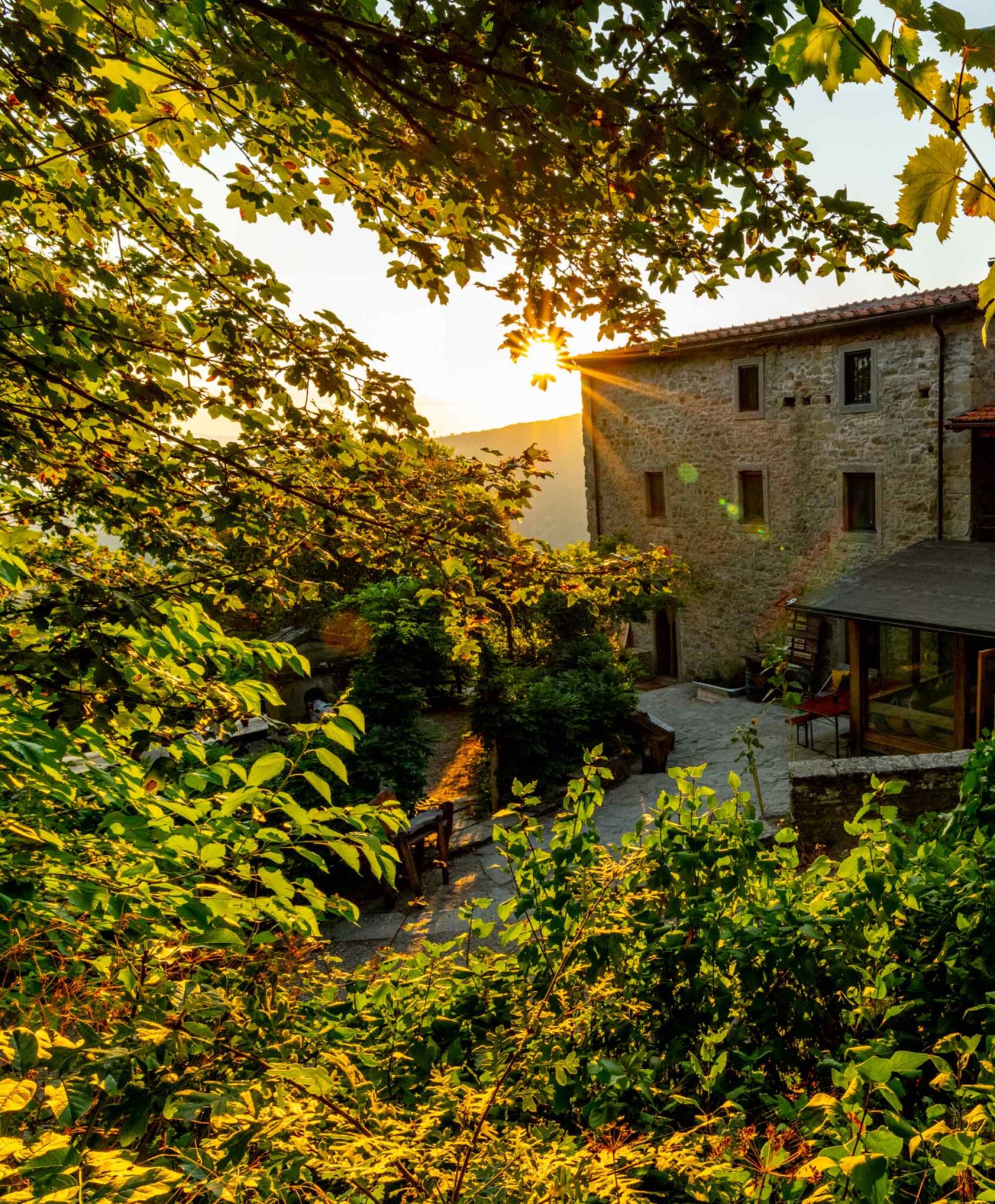 Historisches Fattoria-Gebäude des Hotel Novanta im goldenen Abendlicht bei Bibbiena, Toskana