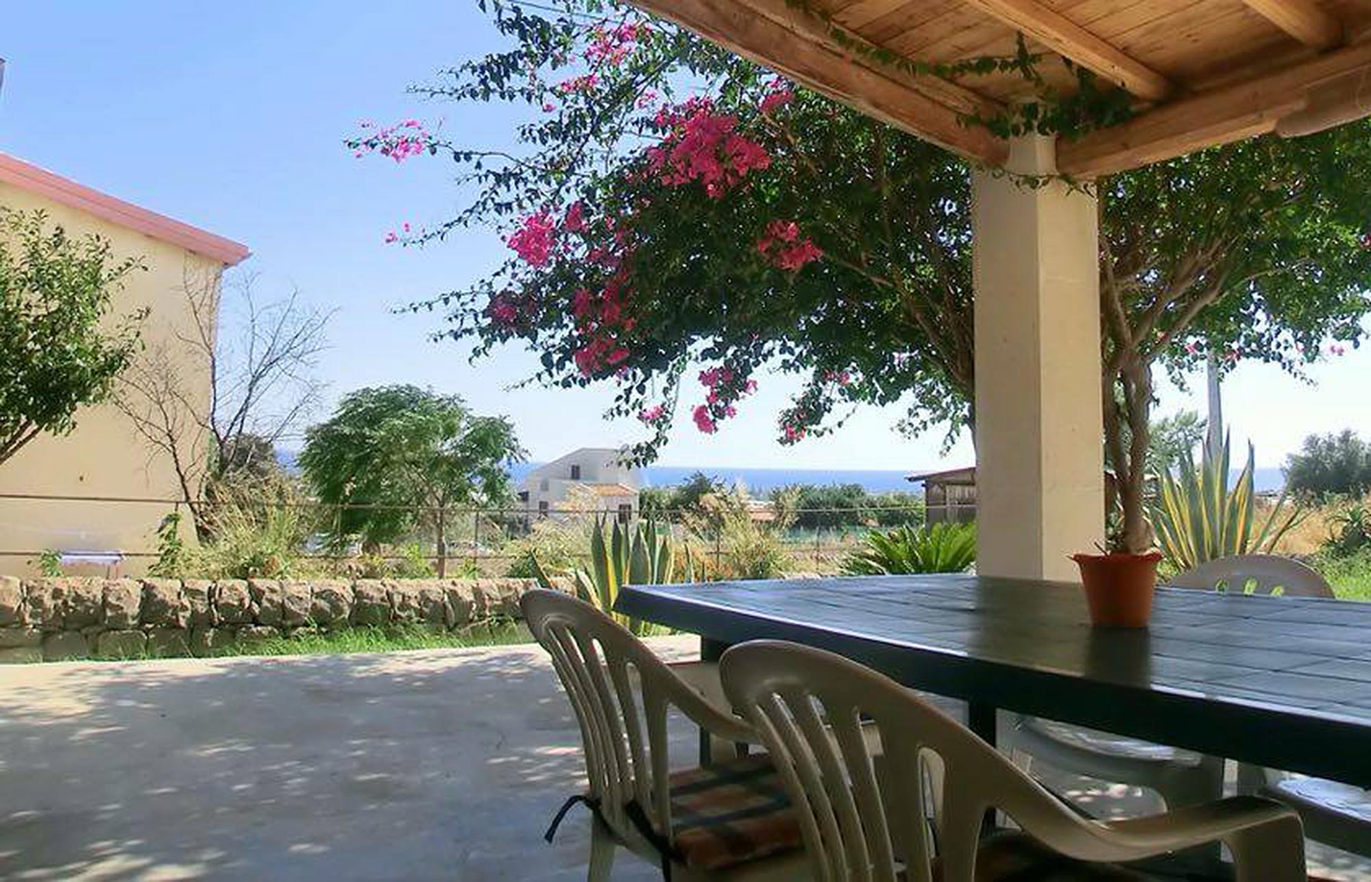Überdachte Terrasse mit Bougainvillea und Meerblick im Agriturismo Fondoliva, Sizilien