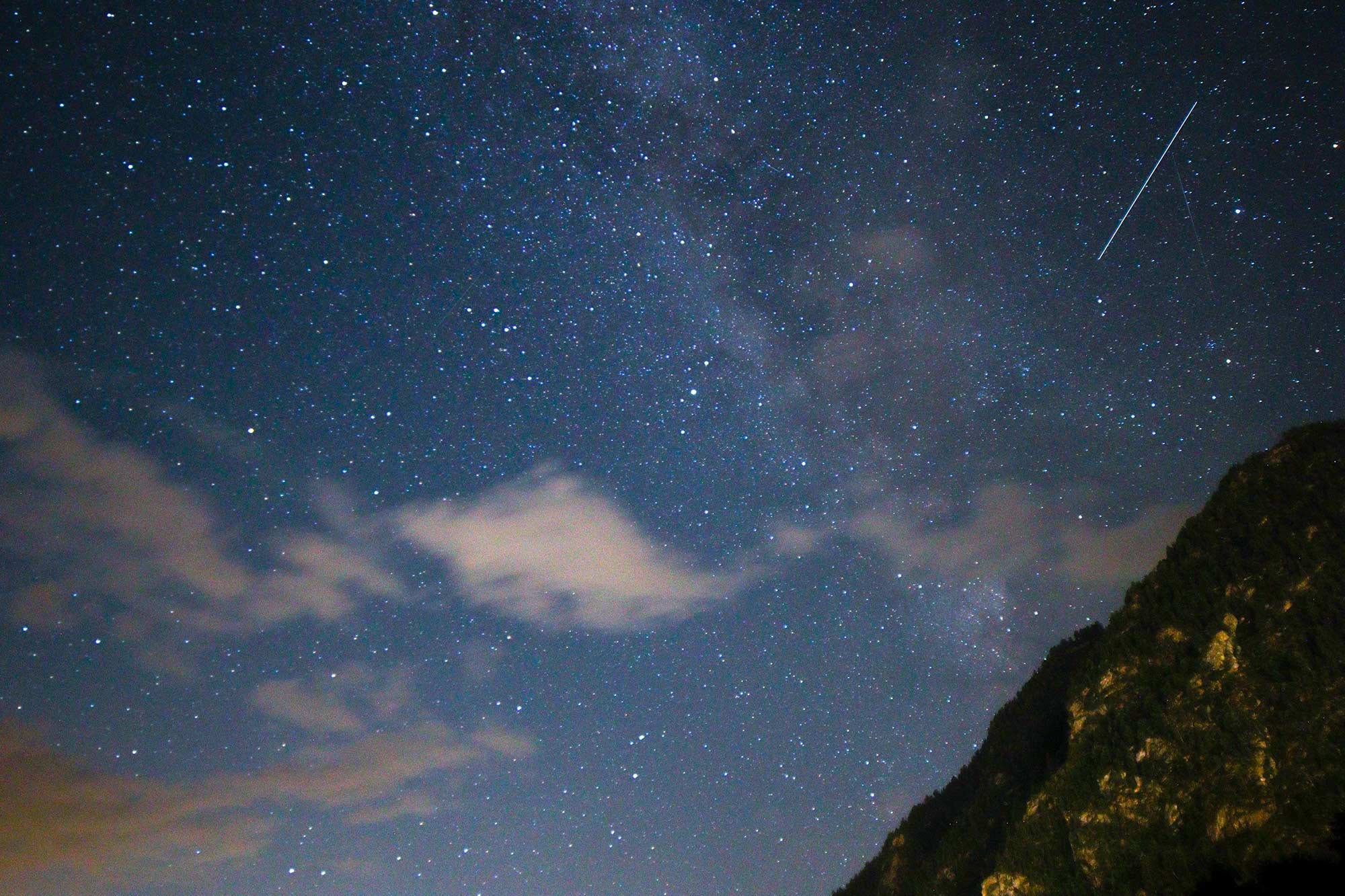 Sternenhimmel mit Sternschnuppe über den Bergen Südtirols
