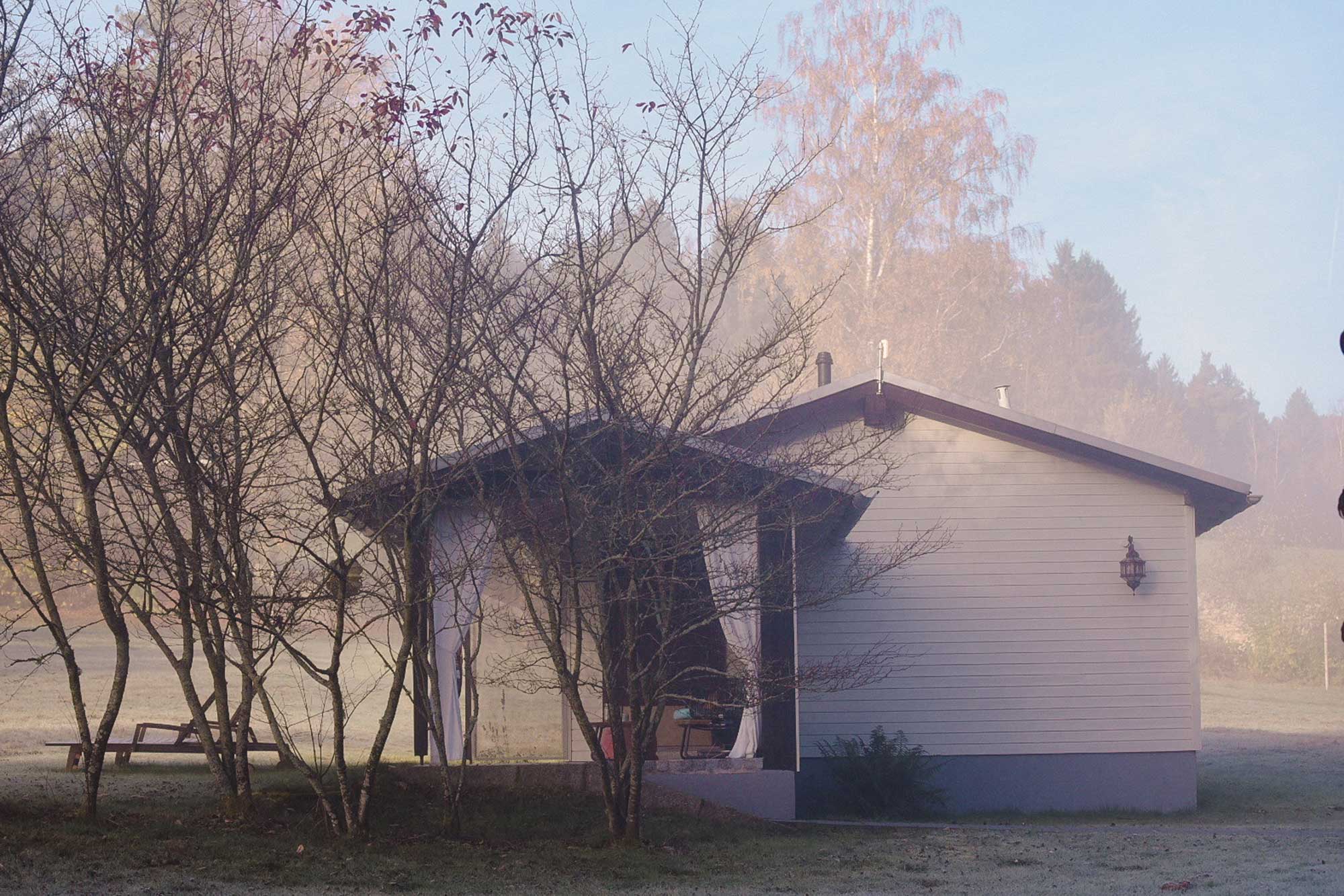 morgennebel.jpg Modernes Ferienhaus 7 Sentidos mit großer Fensterfront im Morgennebel bei Bischofsmais, Bayern