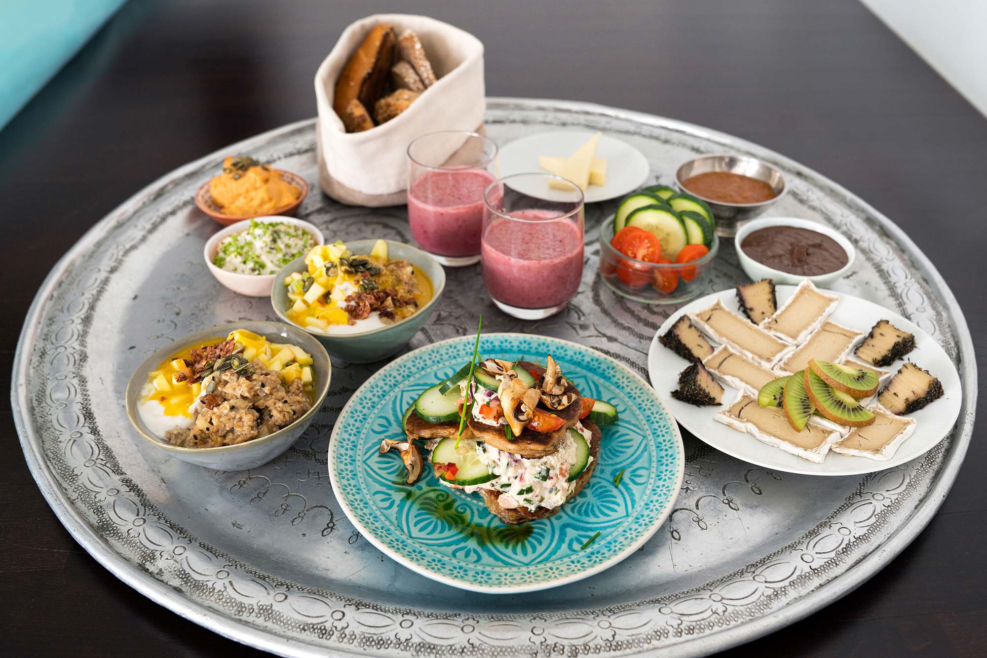 Großes Frühstückstablett mit Smoothies, Müsli, Käse, Gemüse und Vollkorn-Sandwich im Ferienhaus 7 Sentidos