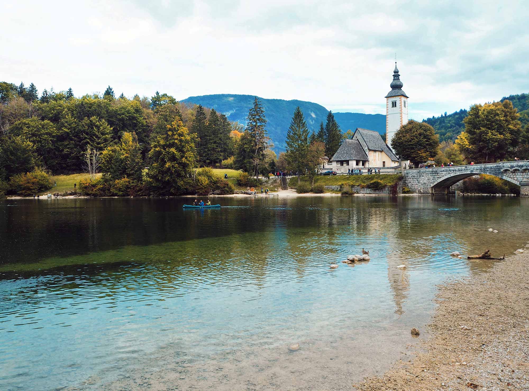 Ruhige Seenansicht mit der Kirche des Heiligen Johannes des Täufers, ikonischer Bergkulisse, Slowenien.