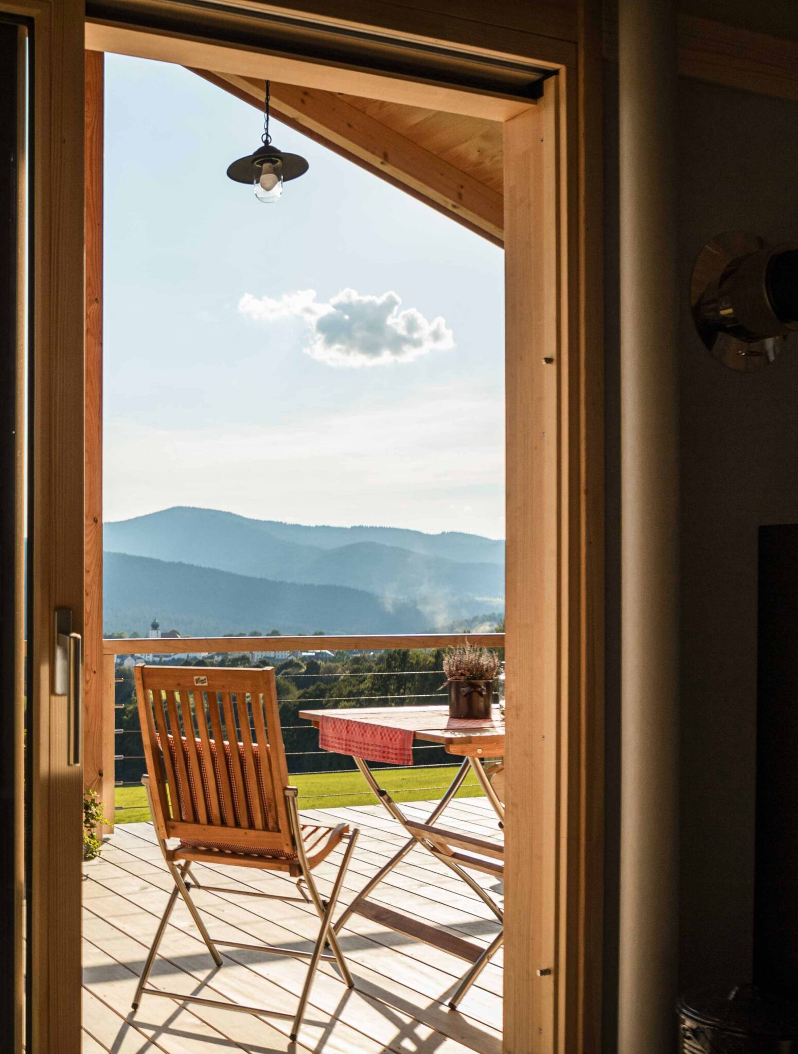 Von den überdachten Terrassen eröffnet sich ein großartiger Blick auf das Bergpanorama des Bayerischen Waldes