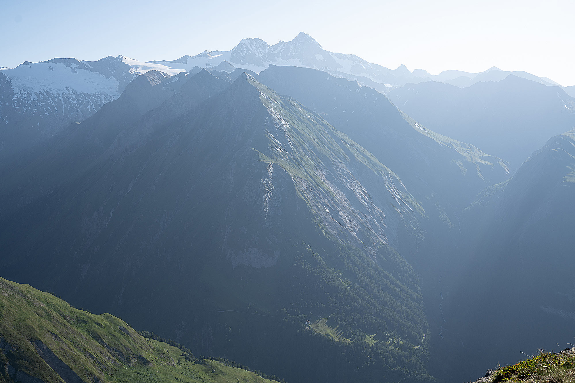Weites Bergpanorama mit Blick auf den Großglockner und die kleine MoaAlm im Tal der Osttiroler Alpen