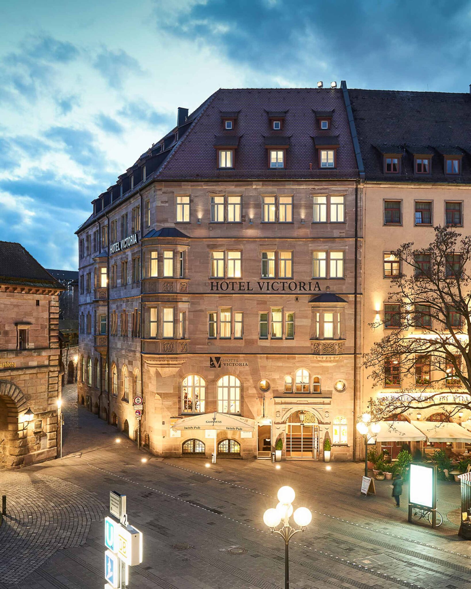 hotel-victoria-nuernberg-fassade-abend-koenigstor-innenstadt