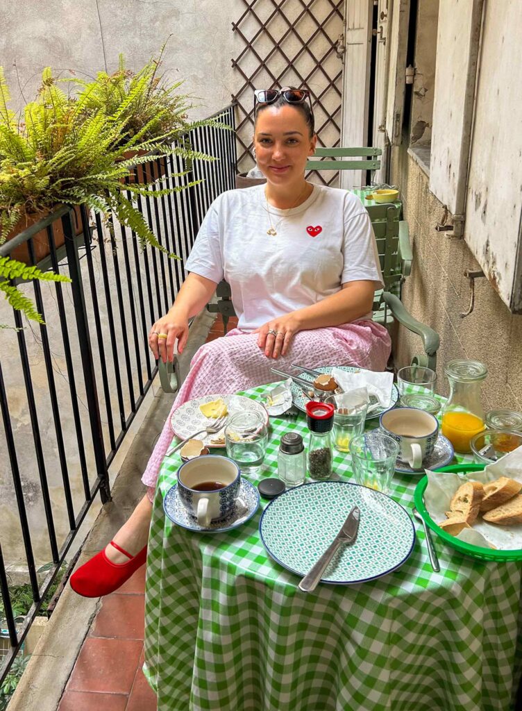 beim Frühstück an einem grün karierten Tisch auf dem Innenhof-Balkon im ersten Stock der Pension Edelweiss in Marseille