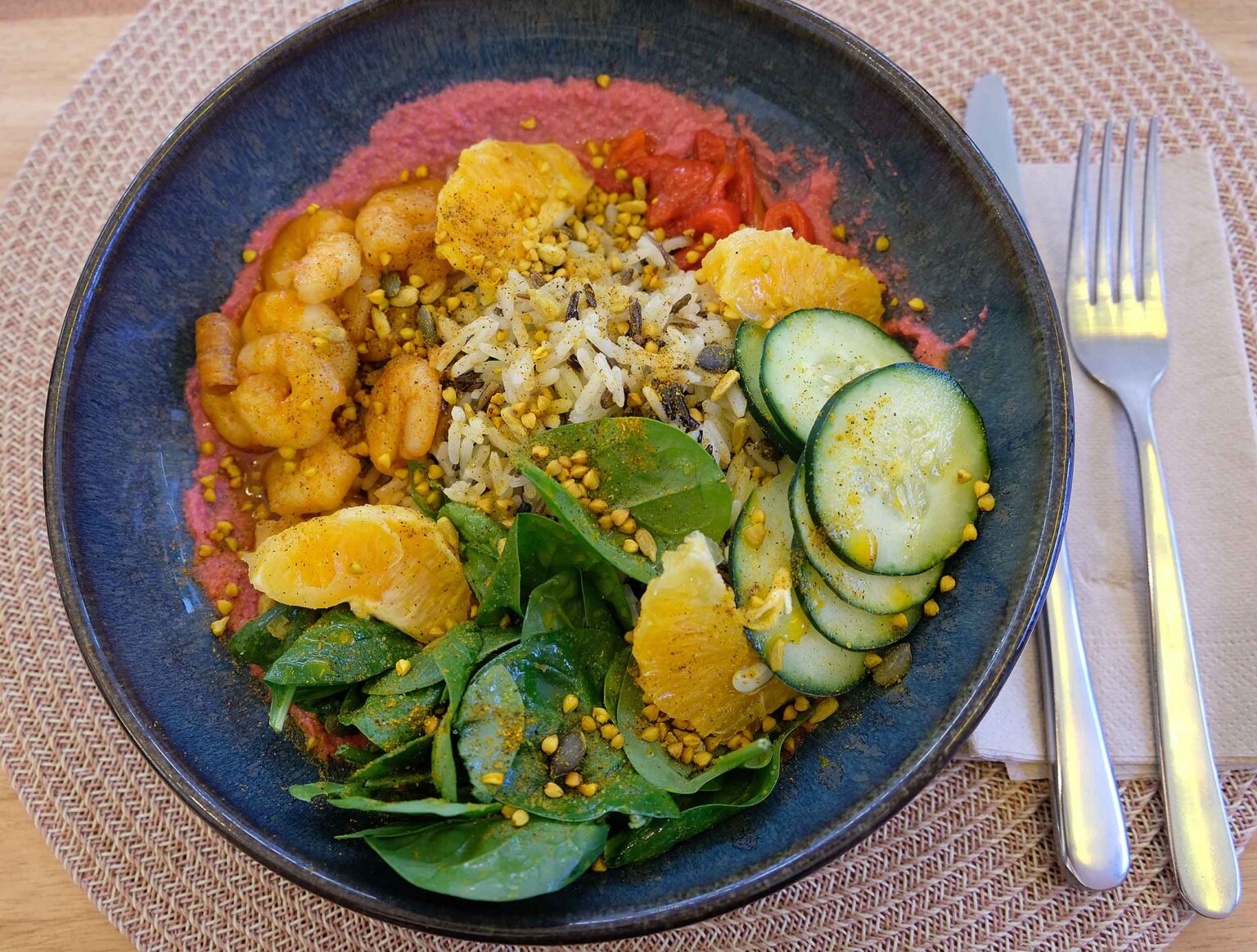 Bunte Bowl mit Garnelen, Wildreis, Spinat, Gurke, Orangen und Rote-Bete-Creme im 360º by hygge&healthy in Viana do Castelo