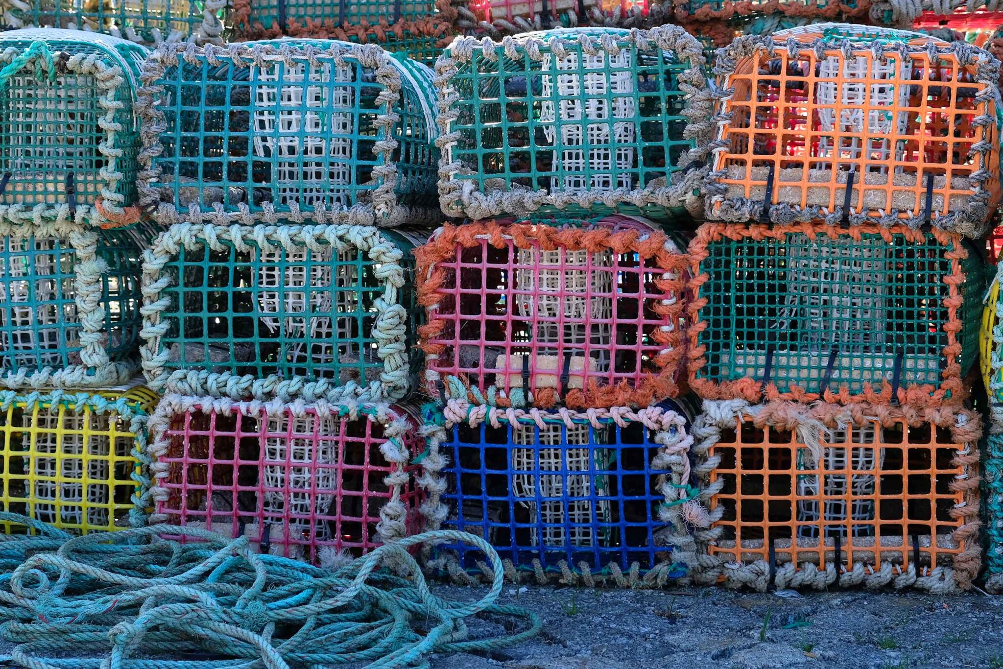 Gestapelte bunte Fischreusen und Seile am Hafen von Viana do Castelo