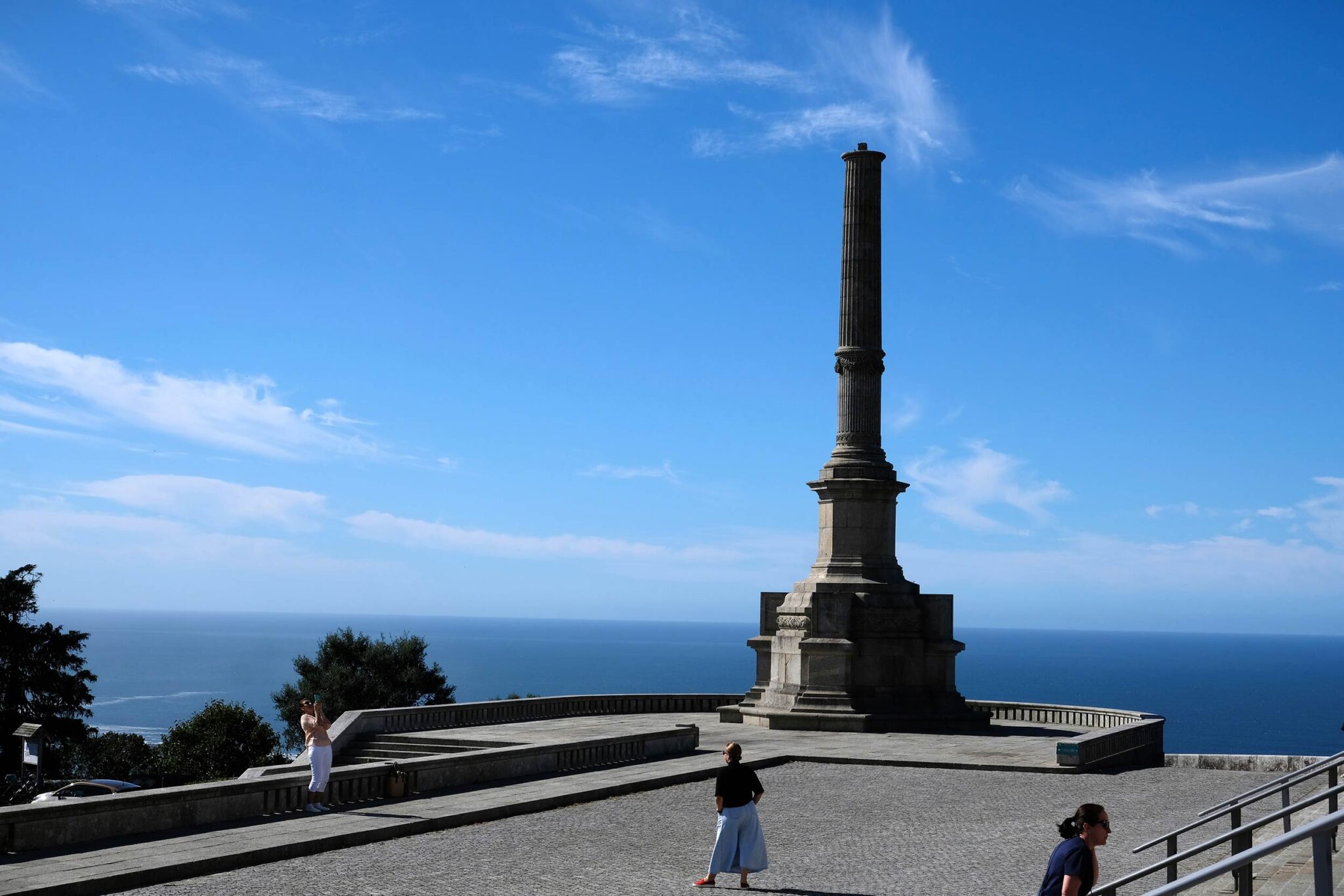 Aussichtsterrasse mit Steinsäule am Monte de Santa Luzia in Viana do Castelo mit Blick auf den Atlantik